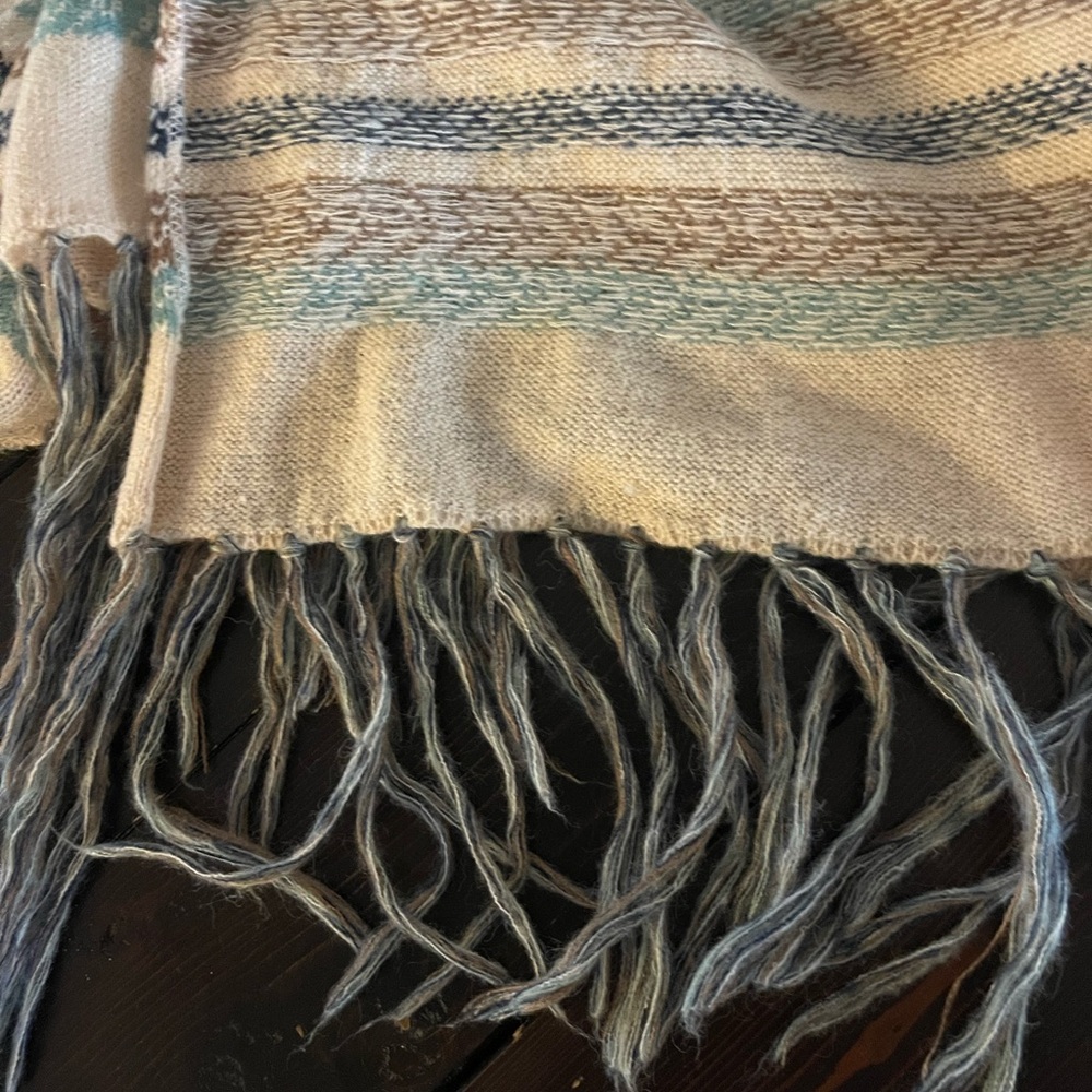 Easel Bohemian fringed and hooded poncho - Picture 2 of 3